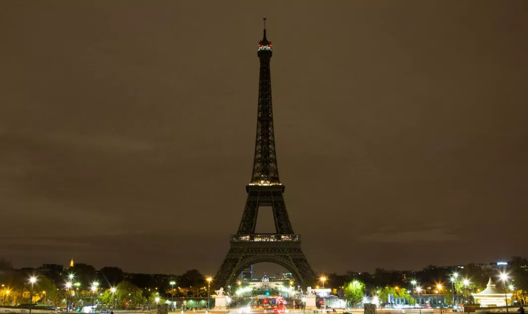 the tower typically illuminated by thousands of sparkling lights every night will go dark as of 8 pm photo twitter anne hidalgo the tower typically illuminated by thousands of sparkling lights every night will go dark as of 8 pm photo twitter anne hidalgo