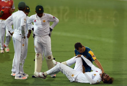 mohammad amir injured during pakistan s first test against australia mohammad amir injured during pakistan s first test against australia