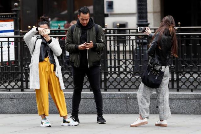 people look at their mobile phones at piccadilly circus in london britain october 6 2016 photo reuters