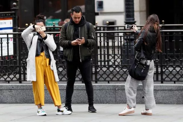 people look at their mobile phones at piccadilly circus in london britain october 6 2016 photo reuters people look at their mobile phones at piccadilly circus in london britain october 6 2016 photo reuters