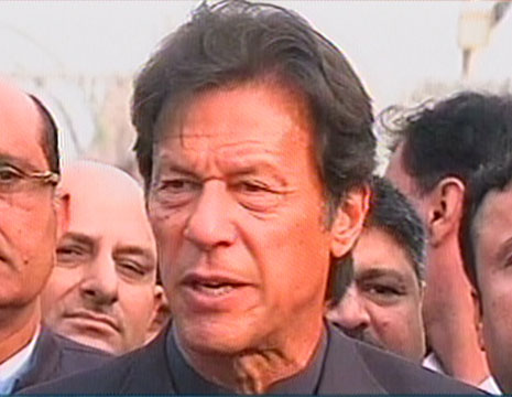 pakistan tehreek e insaf pti chairman imran khan talking to journalists in lahore on december 16 2016 express news screen grab