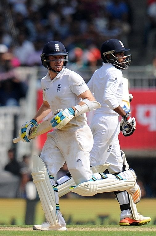 england 039 s adil rashid r and liam dawson run between the wickets during the second day of the fifth and final test cricket match between india and england at the m a chidambaram stadium in chennai on december 17 2016 photo afp