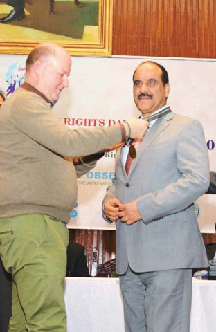 un information centre director vittorio cammarota presents medal to sp jameel hashmi photo express un information centre director vittorio cammarota presents medal to sp jameel hashmi photo express