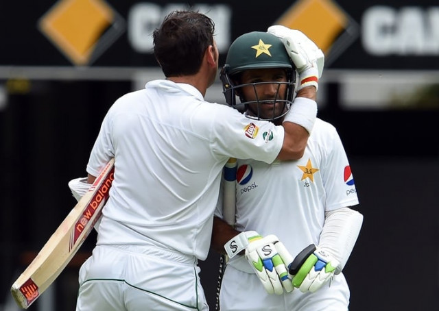 pakistan 039 s batsman yasir shah l comforts teammate asad shafiq following his dismissal by australia 039 s paceman mitchell starc during the fifth day of the first day night cricket test match between australia and pakistan in brisbane on december 19 2016 photo afp pakistan 039 s batsman yasir shah l comforts teammate asad shafiq following his dismissal by australia 039 s paceman mitchell starc during the fifth day of the first day night cricket test match between australia and pakistan in brisbane on december 19 2016 photo afp