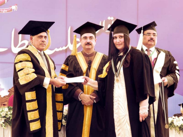 the governor awards a gold medal to a position holder at the convocation photo express the governor awards a gold medal to a position holder at the convocation photo express