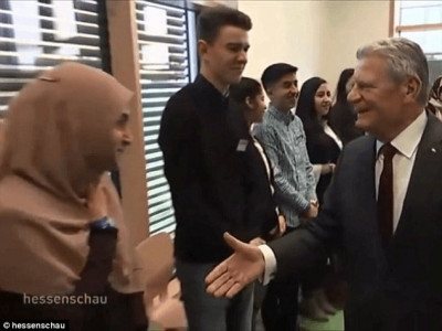 muslim girl refuses to shake german president s hand