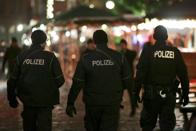 german police officers guard a christmas market in the prenzlauer berg district in eastern berlin germany december 20 2016 following a truck that ploughed into a crowded christmas market killed 12 people at breitscheidplatz in western berlin photo reuters