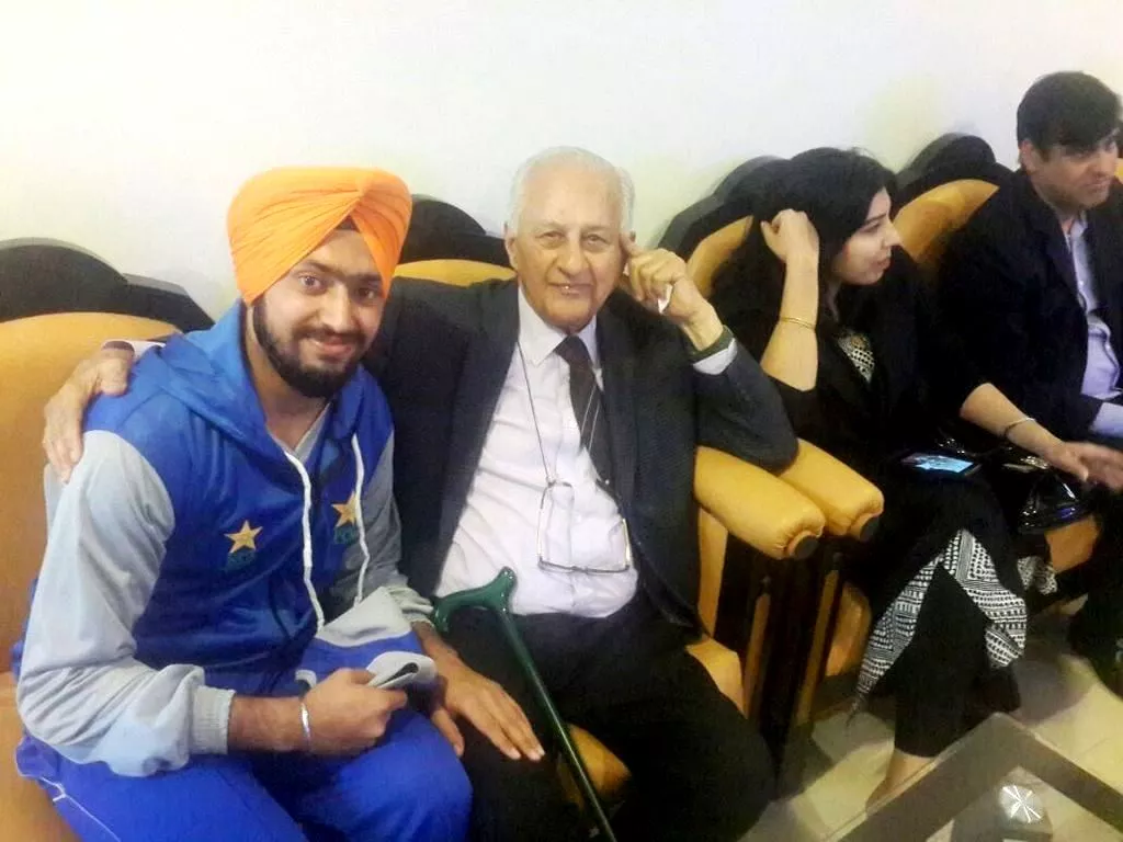 mahindar pal singh with pcb chairman shaharyar khan mahindar pal singh with pcb chairman shaharyar khan