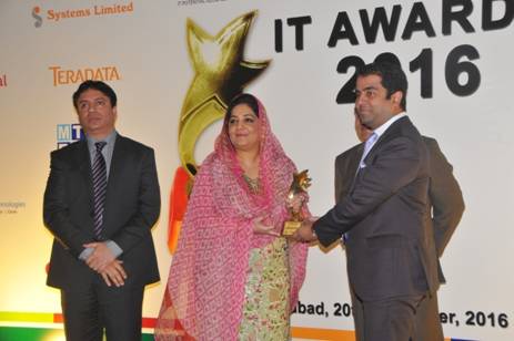 ceo mr mir nasir receiving the award from it minister anusha rahman photo inbox