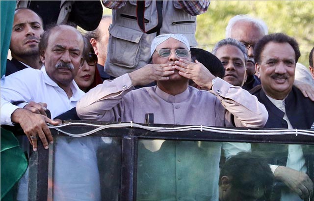 pakistan peoples party ppp co chairman asif ali zardari gestures to respond to party workers on his arrival at karachi airport on friday december 23 2016 photo online