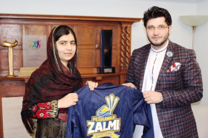malala yousufzai supports peshawar zalmi in psl malala yousufzai supports peshawar zalmi in psl