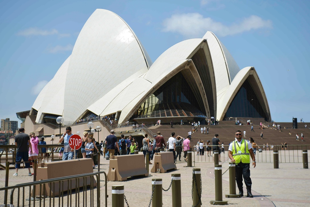 a security guard r petrols the area outside the opera house in sydney after a quot significant quot islamic state inspired christmas day terror plot was foiled photo afp