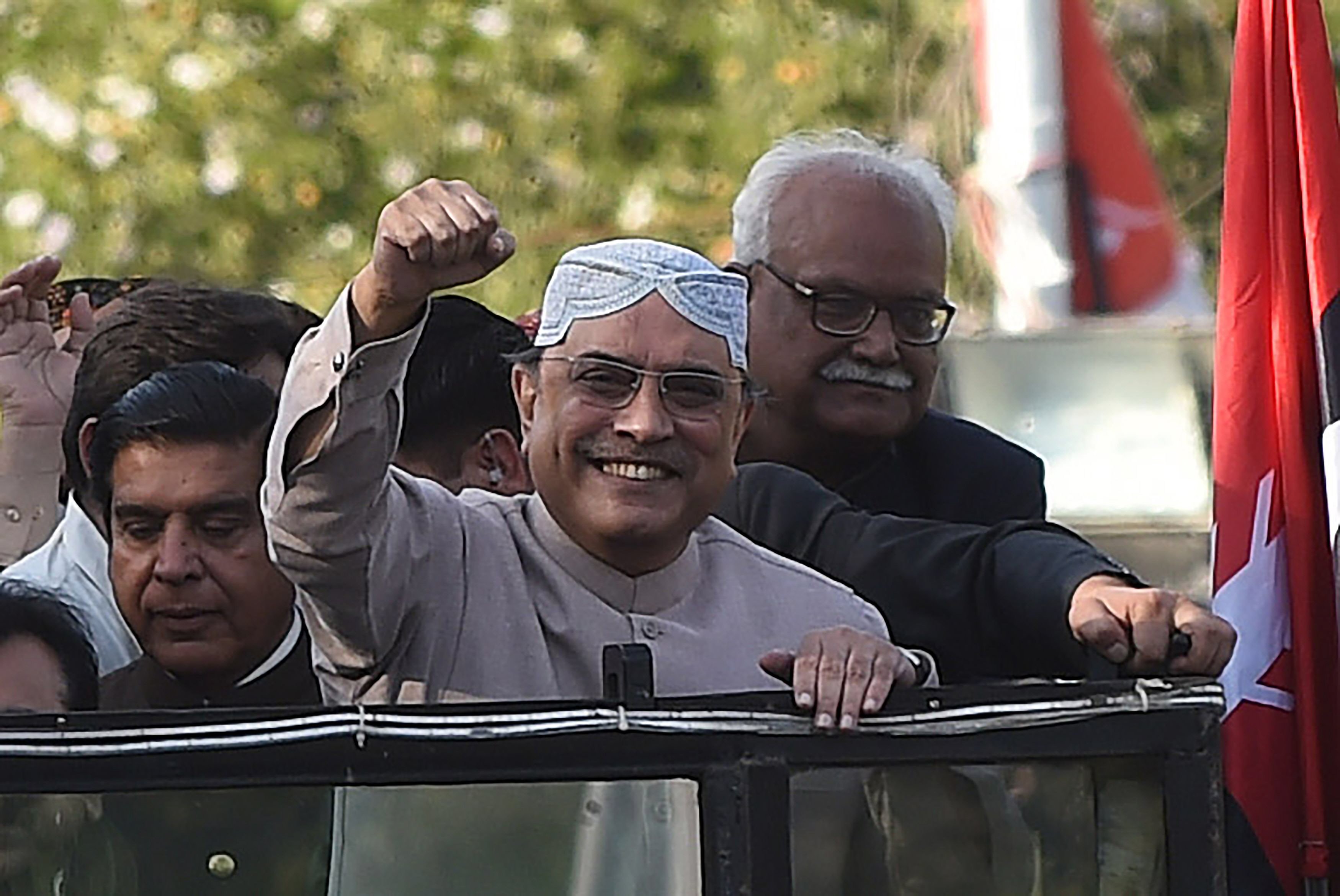 former president and co chairman of the pakistan people 039 s party ppp asif ali zardari c gestures to supporters on his return in karachi on december 23 2016 photo afp