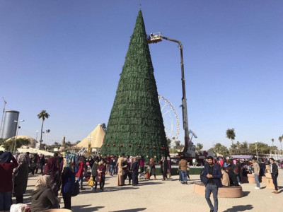 iraqi muslim erects massive christmas tree to express solidarity with christians iraqi muslim erects massive christmas tree to express solidarity with christians
