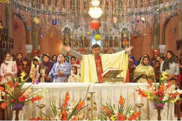 father at st anthony s church in lahore leads the mass with the christian community members photo online father at st anthony s church in lahore leads the mass with the christian community members photo online