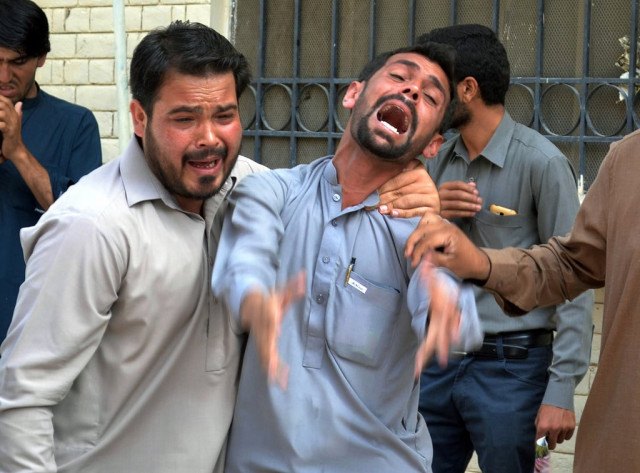 relatives mourn outisde quetta hopsital photo afp relatives mourn outisde quetta hopsital photo afp