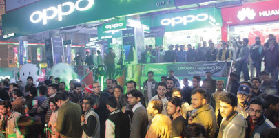 customers wait in huge queues to get the oppo x hsy classic black f1s selfie expert