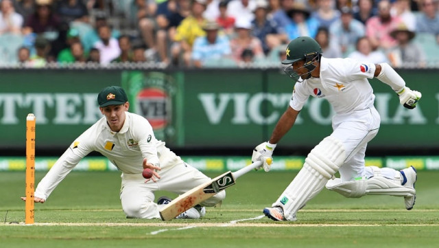 australia 039 s nic maddinson l attempts to run out pakistan batsmen asad shafiq r on the second day of the second cricket test match in melbourne on december 27 2016 photo afp australia 039 s nic maddinson l attempts to run out pakistan batsmen asad shafiq r on the second day of the second cricket test match in melbourne on december 27 2016 photo afp