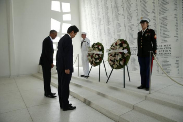 japanese prime minister shinzo abe and u s president barack obama l participate in a wreath laying ceremony aboard the uss arizona memorial at pearl harbor hawaii u s december 27 2016 photo reuters