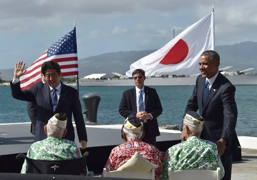 us president barack obama and japanese prime minister shinzo abe greet veterans at kilo pier overlooking the uss arizona memorial on december 27 2016 at pearl harbor photo afp us president barack obama and japanese prime minister shinzo abe greet veterans at kilo pier overlooking the uss arizona memorial on december 27 2016 at pearl harbor photo afp