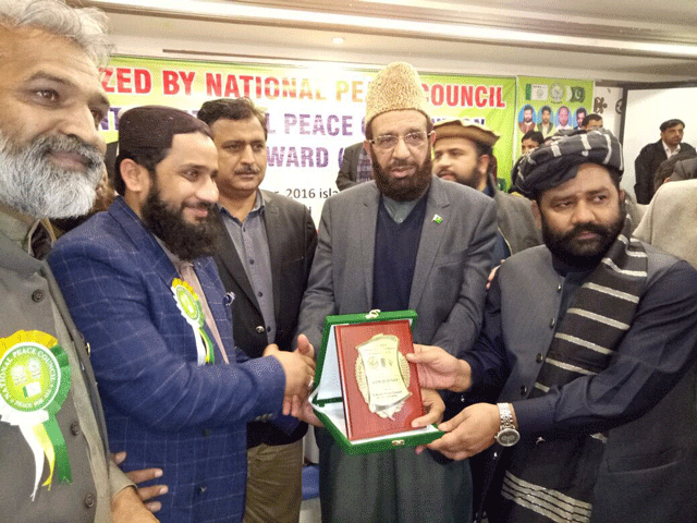 federal minister for religious affairs sardar muhammad yusuf gives away the peace award to mpa masroor nawaz jhangvi during a ceremony in islamabad photo twitter com zalmayzia