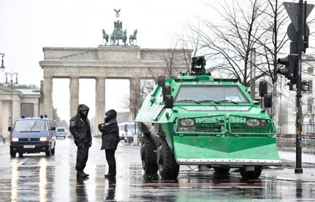 while the number of police deployed around the brandenburg gate on new year 039 s eve will remain close to last year 039 s figure of around 1 000 this year quot at least some of them will be standing there with machine guns quot a police spokesman said photo afp