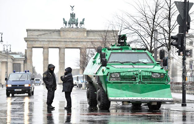 while the number of police deployed around the brandenburg gate on new year 039 s eve will remain close to last year 039 s figure of around 1 000 this year quot at least some of them will be standing there with machine guns quot a police spokesman said photo afp