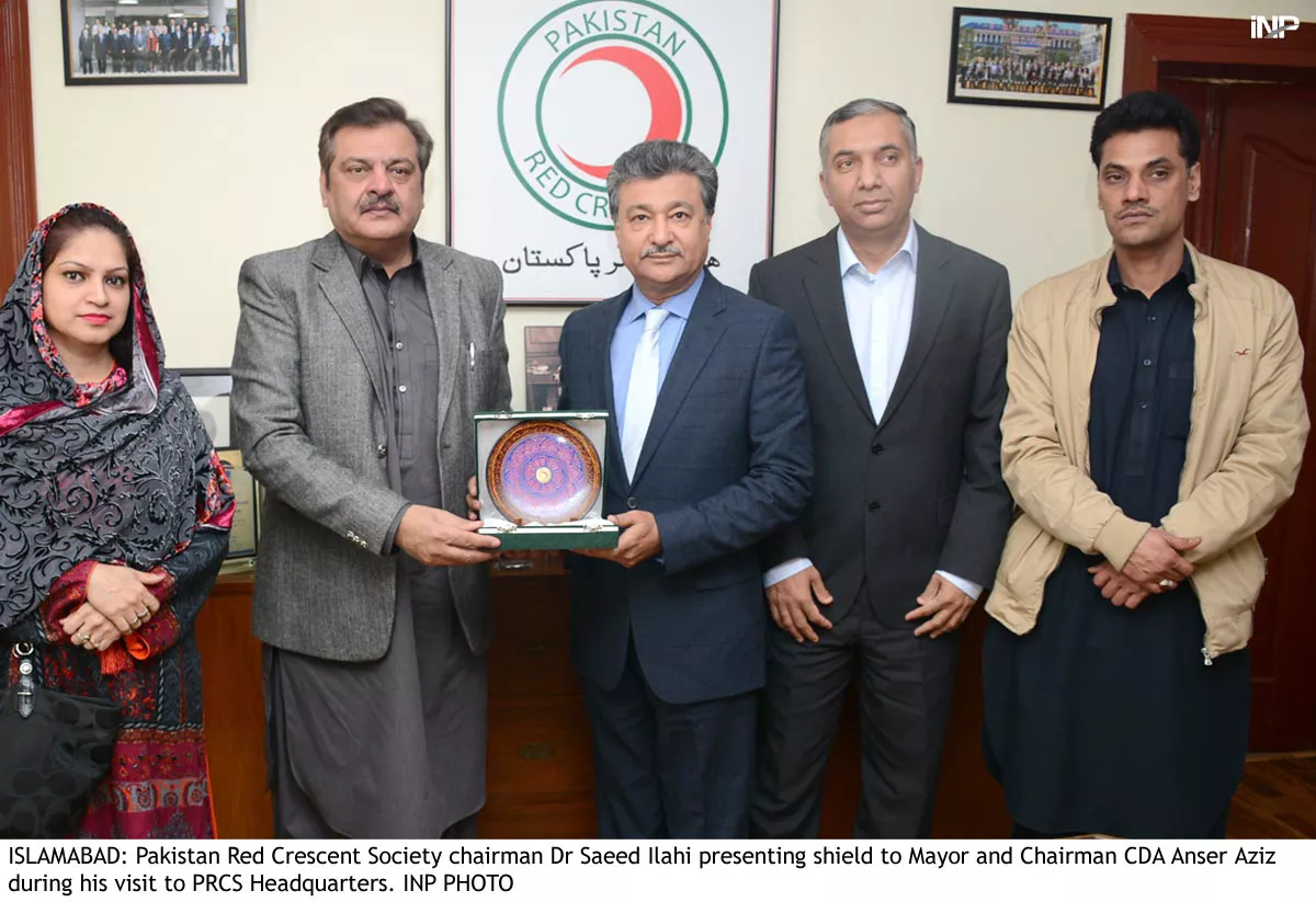 dr saeed ilahi presenting shield to mayor cda anser aziz during his visit to prcs headquarters photo inp dr saeed ilahi presenting shield to mayor cda anser aziz during his visit to prcs headquarters photo inp