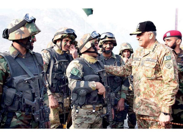 army chief general qamar bajwa with the participants of pak jordan joint exercise near attock photo app army chief general qamar bajwa with the participants of pak jordan joint exercise near attock photo app