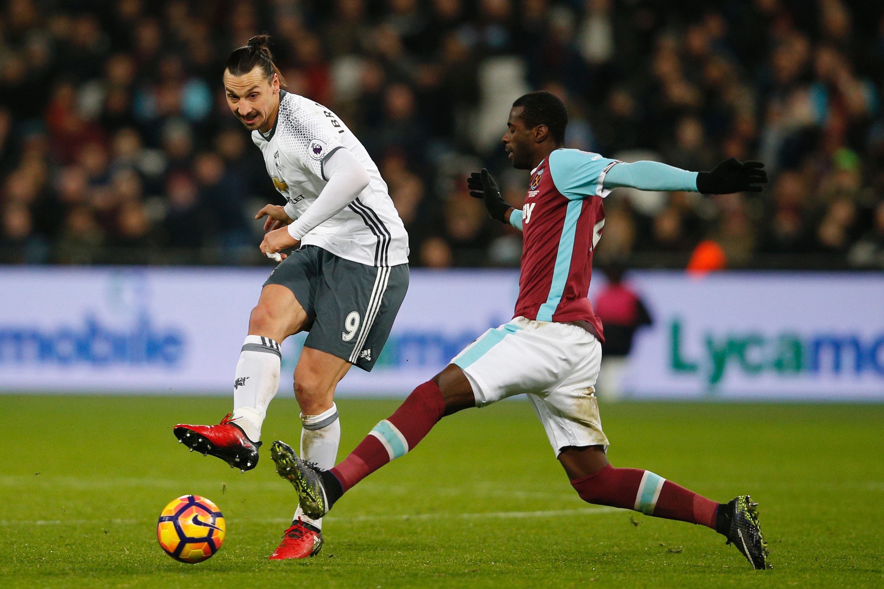 ibrahimovic l passes the ball past obiang at the london stadium on january 2 2017 photo afp