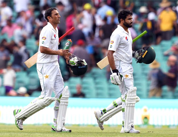 younus khan l and azhar ali walk off the stumps on the second day of the third test at the scg on january 4 2017 photo afp