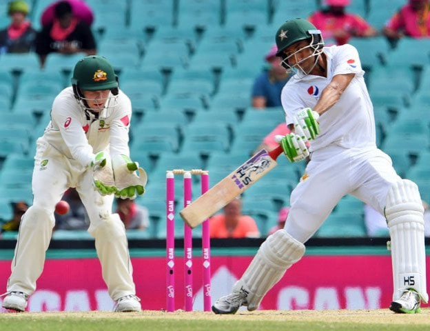 pakistan trail australia by 267 runs with younus unbeaten on 136 photo afp pakistan trail australia by 267 runs with younus unbeaten on 136 photo afp