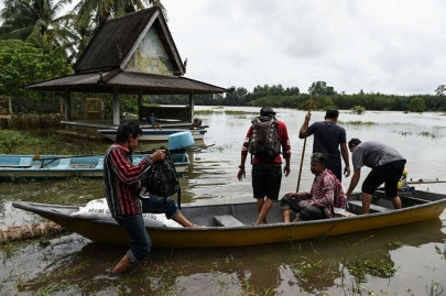 six dead as floods spark chaos in thai south six dead as floods spark chaos in thai south