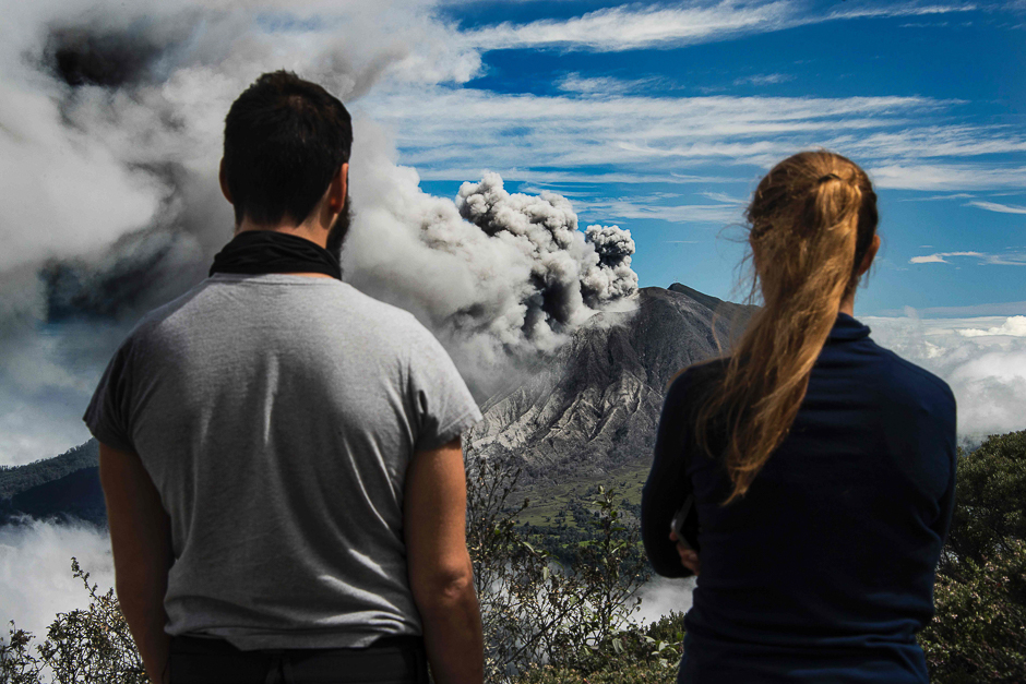tourists look at the ash spewed out by the turrialba volcano in cartago 35 km east of san jose on january 6 2017 the costa rican authorities declared a green alert in the entire metropolitan area around the capital photo afp