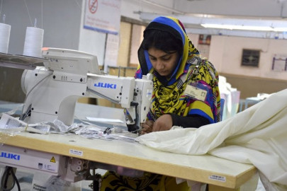 pakistan s once booming textile industry struggles to bounce back