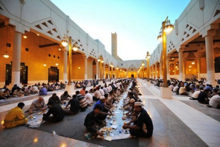 foreign workers break their fast outside a mosque in the saudi capital riyadh photo afp file