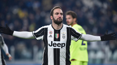 higuain s brace helps juve move four clear of roma