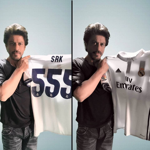 indian actor shahrukh khan pose with real madrid shirt photo courtesy facebook realmadrid indian actor shahrukh khan pose with real madrid shirt photo courtesy facebook realmadrid