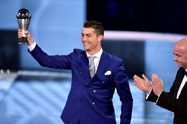 real madrid and portugal 039 s forward cristiano ronaldo l holds his trophy after winning the the best fifa men s player of 2016 award during the best fifa football awards ceremony on january 9 2017 in zurich photo afp