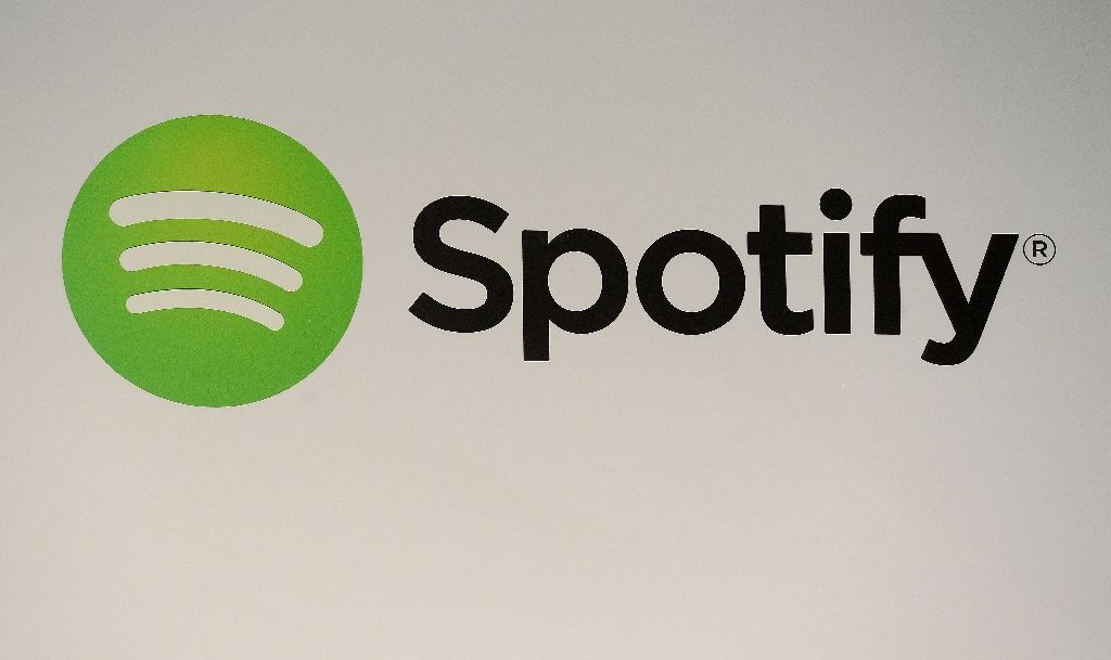 spotify will add content advisory to podcasts that discuss covid