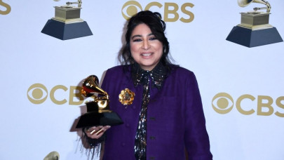 pakistani twitter reunites to celebrate arooj aftab s historic grammy win amidst political chaos pakistani twitter reunites to celebrate arooj aftab s historic grammy win amidst political chaos
