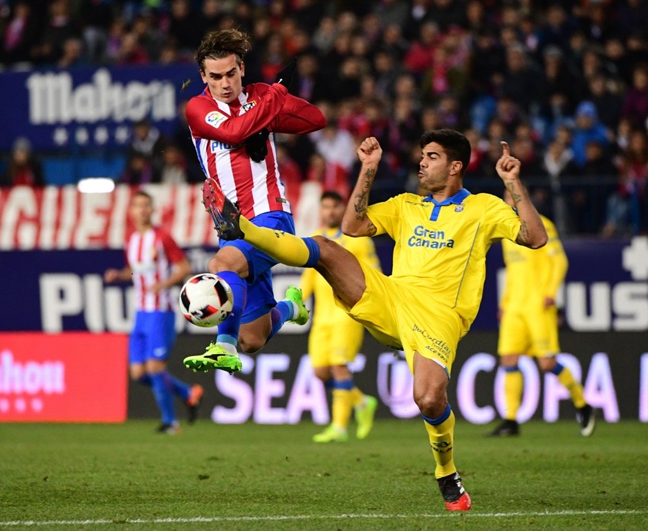 atletico madrid 039 s antoine griezmann l vies with las palmas 039 defender aythami artiles during the copa del rey round of 16 at the vicente calderon stadium in madrid on january 10 2017 photo afp