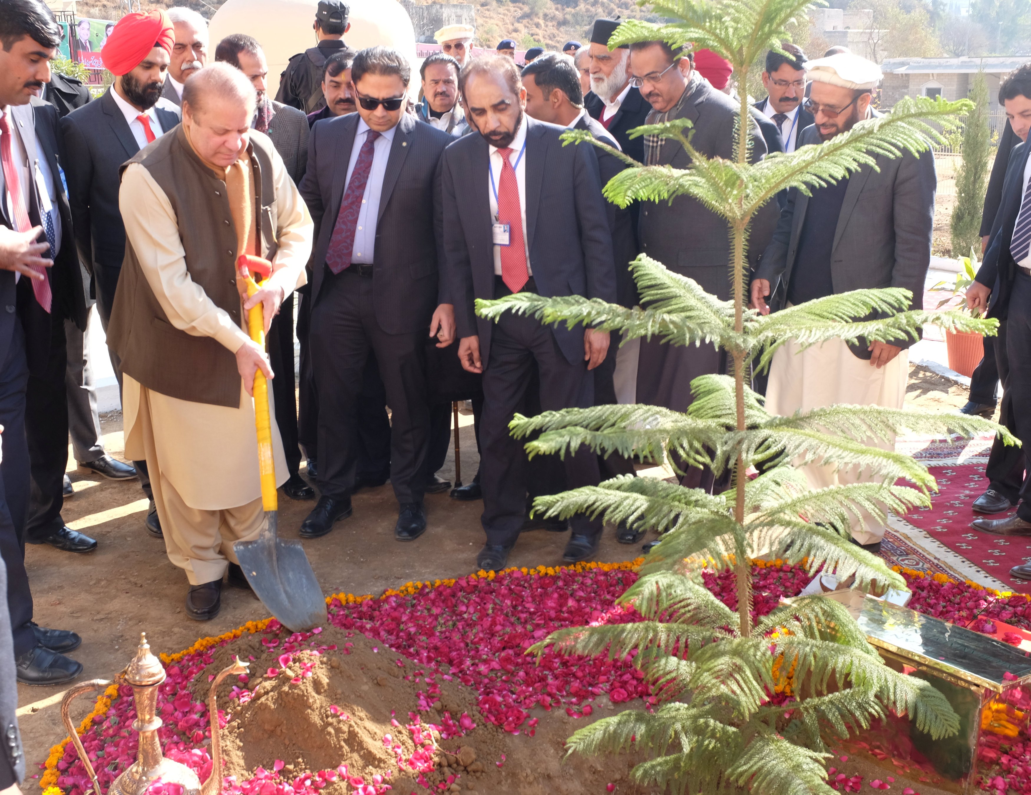 prime minister nawaz sharif attends a ceremony at 900 year old katas raj temples one of the holiest sites for hindus in district chakwal katas raj january 11 2017 photo reuters