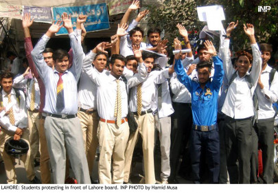 pindi thoroughfare blocked by protesting students pindi thoroughfare blocked by protesting students