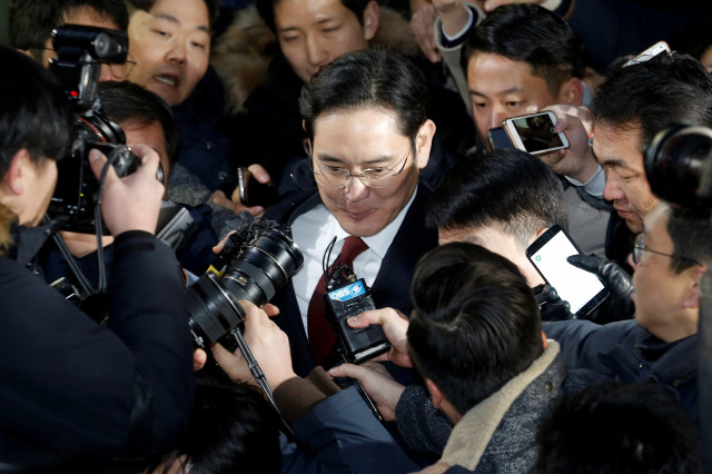 samsung electronics vice chairman jay y lee is surrounded by media as he leaves the office of the independent counsel in seoul south korea january 13 2017 photo reuters samsung electronics vice chairman jay y lee is surrounded by media as he leaves the office of the independent counsel in seoul south korea january 13 2017 photo reuters