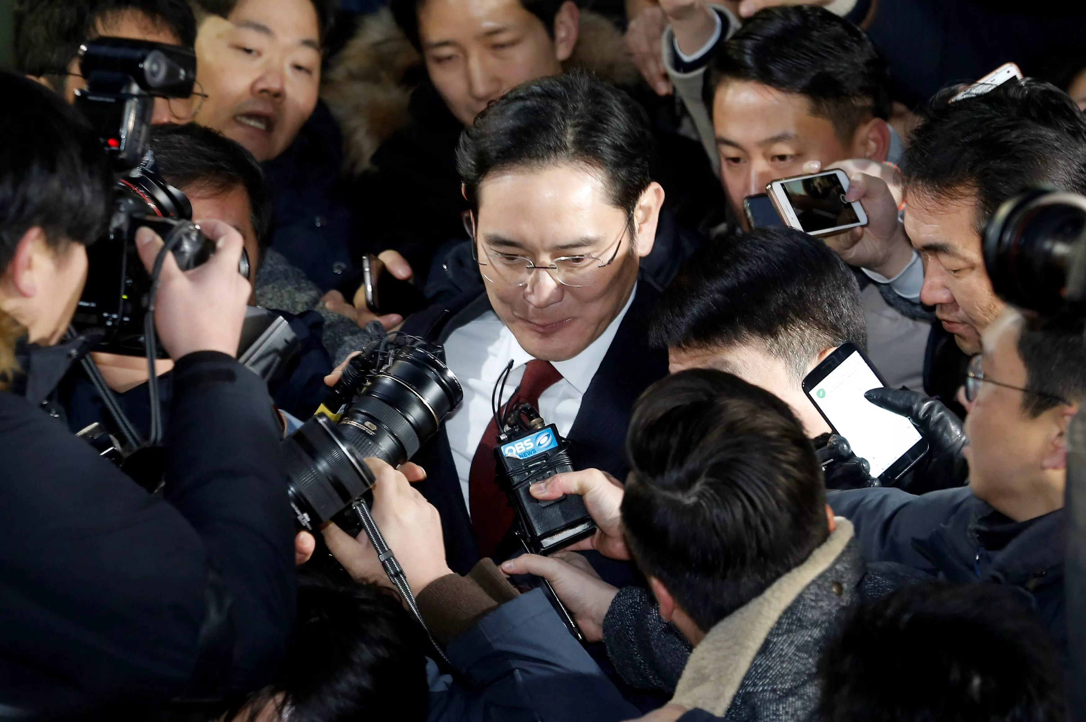 samsung electronics vice chairman jay y lee is surrounded by media as he leaves the office of the independent counsel in seoul south korea january 13 2017 photo reuters samsung electronics vice chairman jay y lee is surrounded by media as he leaves the office of the independent counsel in seoul south korea january 13 2017 photo reuters