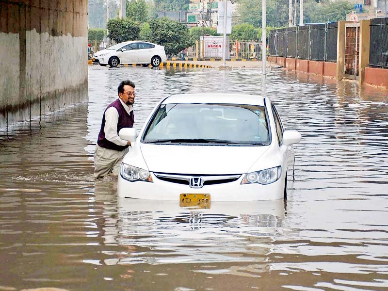 motorists face difficulties after downpour floods karachi s roads photo ppi