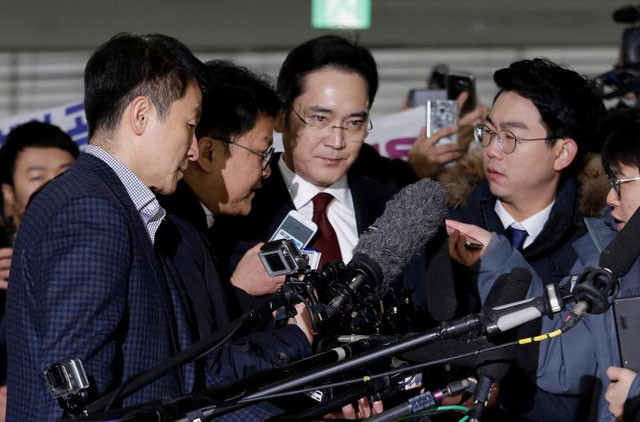 samsung 039 s lee was questioned for 22 hours before leaving the special prosecutors 039 office in seoul on friday photo reuters samsung 039 s lee was questioned for 22 hours before leaving the special prosecutors 039 office in seoul on friday photo reuters
