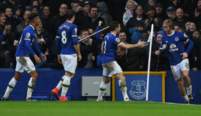 manchester city s title hopes hit by everton at goodison park