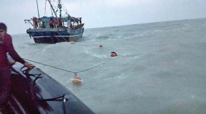 pakistan navy team saves crew of sinking boat pakistan navy team saves crew of sinking boat